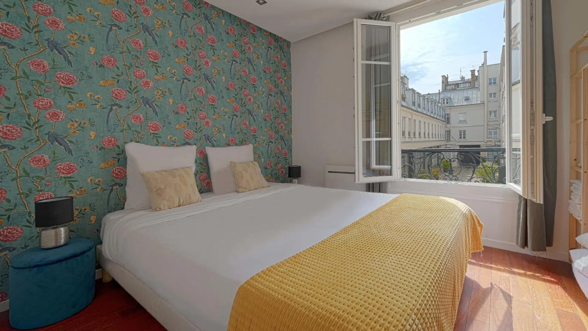 Small Studio Next To Invalides Parijs